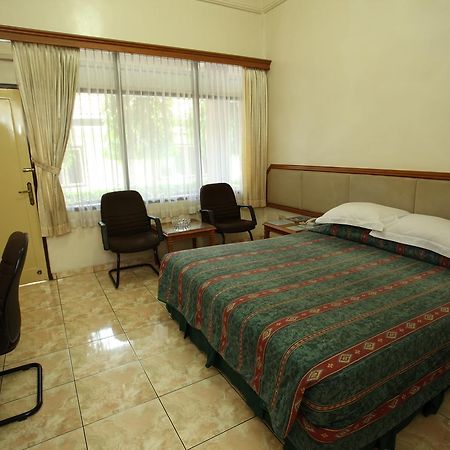 Langensari Hotel Сиребон Екстериор снимка
